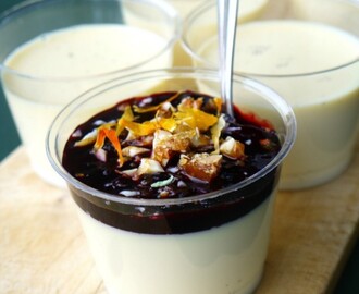 Den ultimate 17. mai-dessert: Panna Cotta med bærkompott og peanøttcrumble