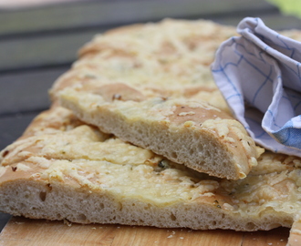 Gratinert hvitløksbrød i langpanne