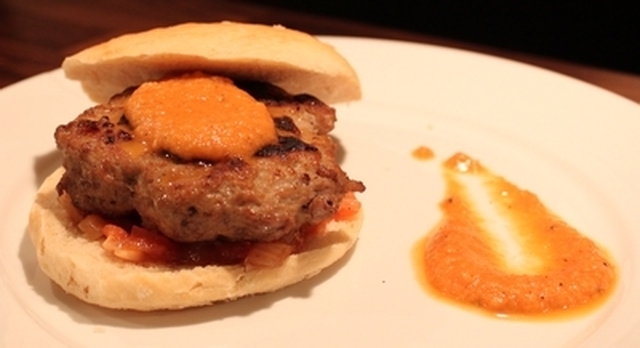 Hjemmelaget alternativ hamburger med hjemmelaget ketchup, tomatchutney og hamburgerbrød.