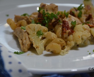 Pasta med kylling, blomkål og krydderost