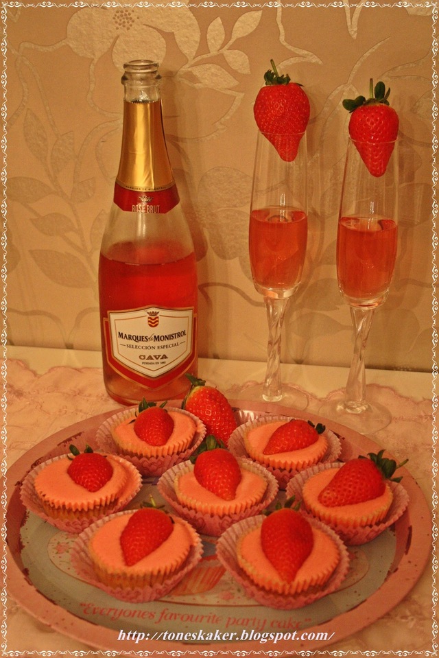 Champagnecupcakes, jordbær og champagne, mmm!