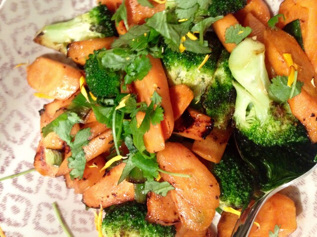 Rask og enkel fiskegrateng med deilig vårløk, erter og harissa Servert med wokede grønnsaker og frisk koriander.