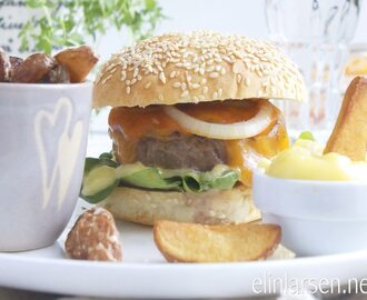 Bacon cheeseburger med potetchips og aioli