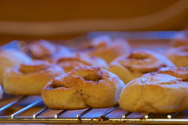 Førjulskos med gjærbakst, kanelsnurrer og skoleboller