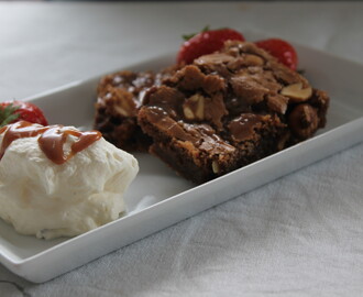 Brownie med peanøtter og karamell