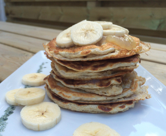 Pannekaketårn med banan og sukkerfritt eplesyltetøy