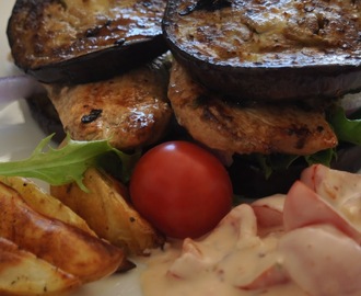 Kyllingburger med "auberginebrød", båtpoteter og tomatdressing.