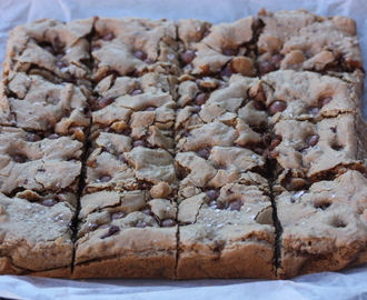 “Blondies”-kake med kvikklunsj, smørbukk og havsalt