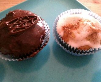 Banan cupcakes med kanel noen med sjokolade frosting og noen med melis og brunt strø sukker