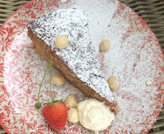 En sommer(matredder)kake med nektariner,honning og makademianøtter. Fort men ikke gæli.