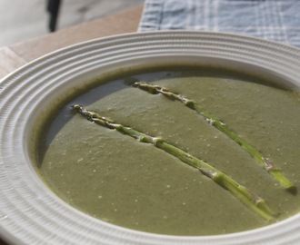 Brenneslesuppe med jordskokk og sprø spekeskinke