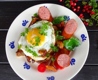 Smørbrød med lammepølser, egg og smørstekte kantareller ?