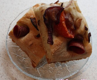 Fylt foccacia med salami, tomat og rødløk