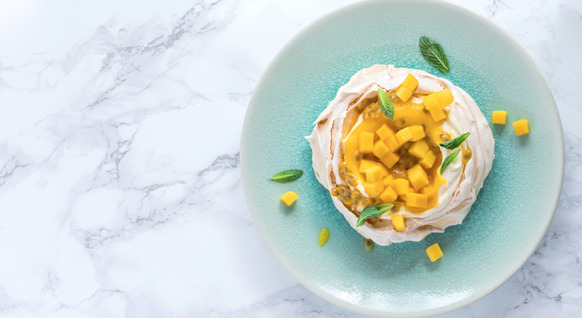 Skapa efterrättsmagi – minipavlova med mango och passionsfrukt
