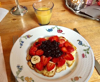 Bananpannkaka med blåbär och jordgubbar