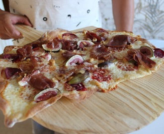 Pizza med Tallegio, betor, fikon, hasselnötter och Mangalica-skinka