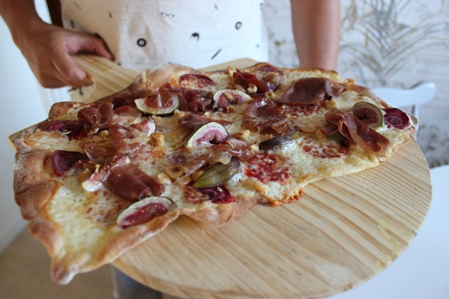 Pizza med Tallegio, betor, fikon, hasselnötter och Mangalica-skinka