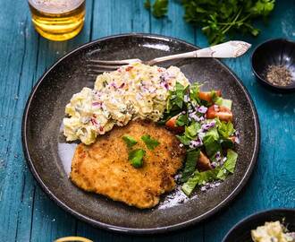 Schnitzel av fläskkotlett med curry-potatissallad