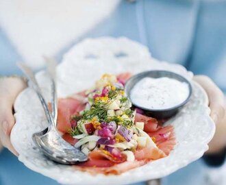 Gravad lax med täcke av äpple, fänkål och dill