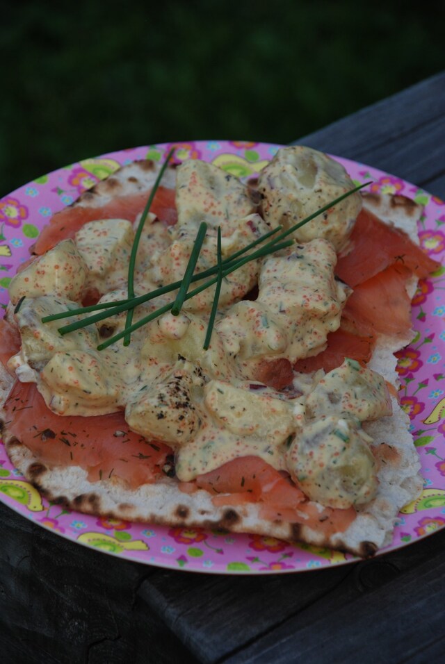 Gravlax på tunnbröd med färskpotatissallad