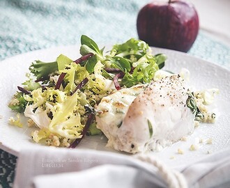 Mozzarella och spenatfyllda kycklingbröst med bulgursallad