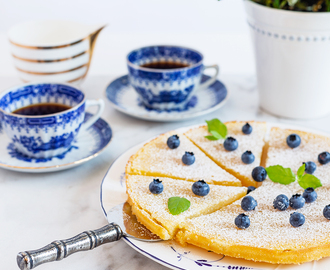 Citronkladdkaka med blåbär och lättvispad grädde