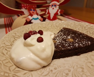 Pepparkakskladdkaka med Lingongrädde