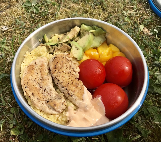 Kyckling med bulgur, mango, avoakdo, tomat och sås