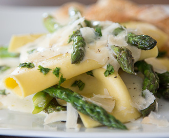 Öppen lasagne med sparris och hollandaise