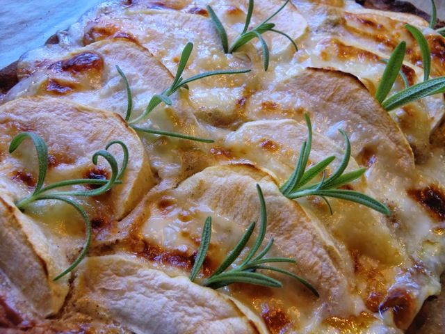 Glutenfritt äppelflan med färskost, taleggio, honung och rosmarin