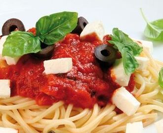 Spaghetti med tomat- och fetaostsås