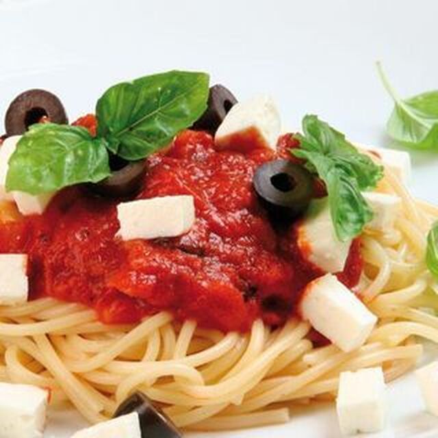 Spaghetti med tomat- och fetaostsås