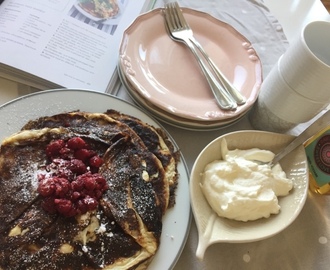 Crepés (glutenfria) med hallon och grädde