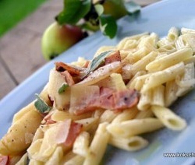 Äppel och lökfräst skinka med parmesan och pasta