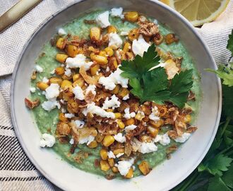 Broccolisoppa med tahini, stekt majs och rostad lök