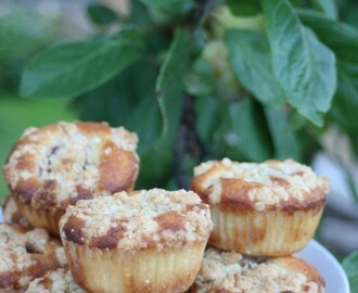 Kardemumma- och vaniljdoftande plommonmuffins med havrecrumble