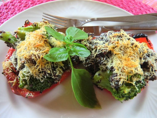 Enkel vegolunch för en - quinoafylld paprika med broccoli och smak av pepparrot
