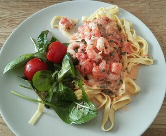 Färsk pasta med tomatsås och räkor