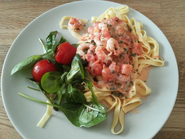 Färsk pasta med tomatsås och räkor