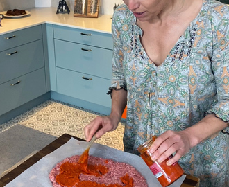 Fylld köttfärslimpa med ajvar och gräddost