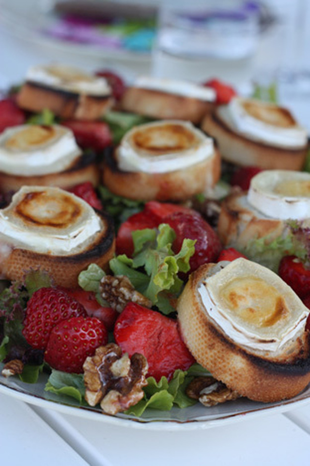 Sommarsallad med chevré och jordgubbar