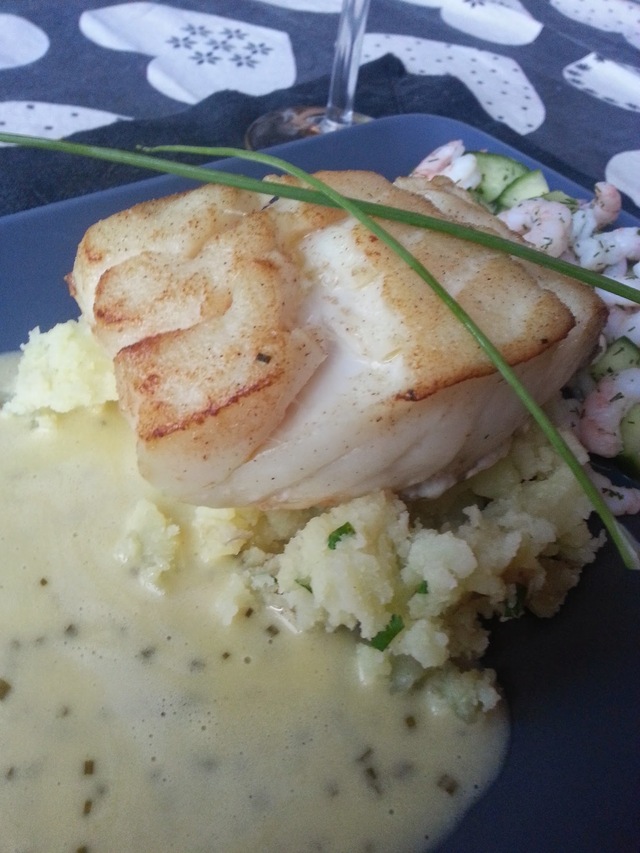 Torskrygg med stompad potatis, Beurre blancsås, räkor, dill och gurka