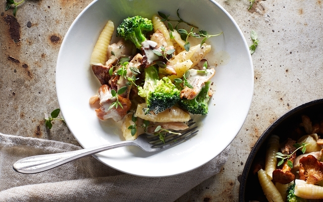 Krämig pasta med kyckling, svamp och broccoli