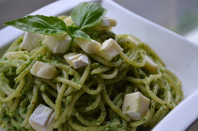 Veckans vegetariska: Spaghetti med grönkålspesto och tärnad brieost