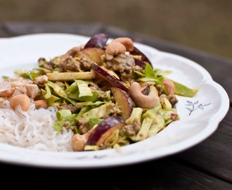 Currywok med spetskål och äpple