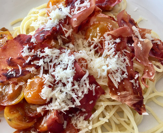 Pasta med stekta tomater och lufttorkad skinka