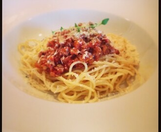 Spaghetti med riven getost och lammfärs.