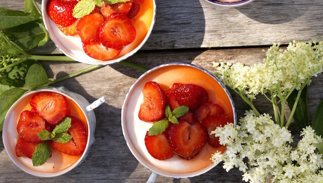 Sommarsmak – flädermousse med jordgubbar