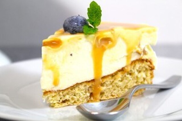 Cheesecaketårta med dulce de leche och blåbär.