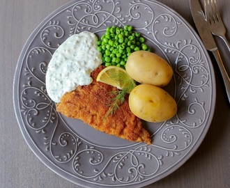 Panerad fisk med potatis, dillsås och ärtor